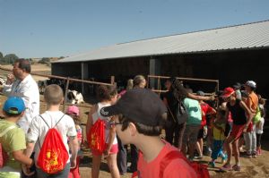 VISITA DE LA ESCUELA A UNA GRANJA DE VENIALBO 